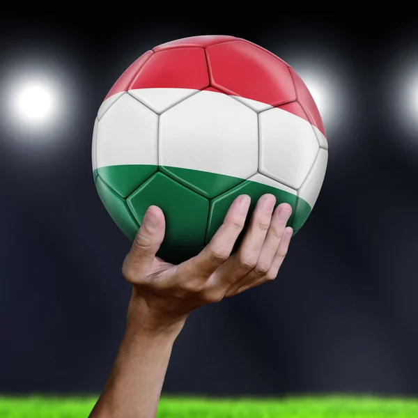 Mężczyzna Trzymając Piłki Nożnej Węgierskiej Flagi — Zdjęcie stockowe