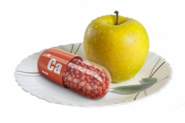 Beyaz bir plaka üzerinde sarı elma