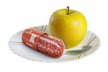 Beyaz bir plaka üzerinde sarı elma