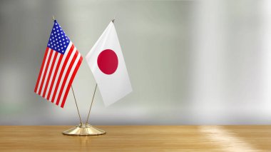 Amerikan ve Japon bayrağı çifti bir masada defocused arka plan üzerinde 