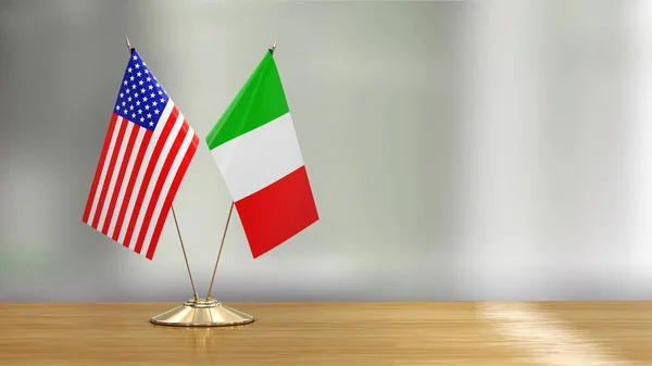 美国和意大利国旗对在办公桌上的去焦点背景 — 图库照片