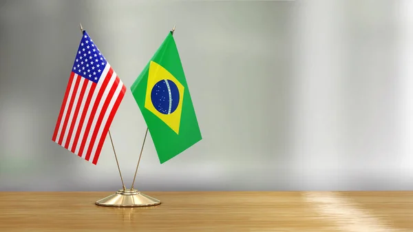 Amerikanisches Und Brasilianisches Fahnenpaar Auf Einem Schreibtisch Vor Defokussiertem Hintergrund — Stockfoto