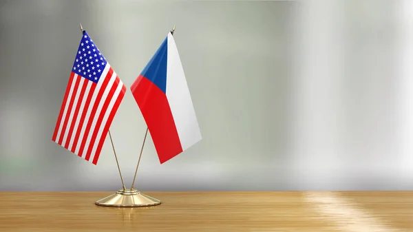 アメリカとチェコの国旗ペアは デフォーカスの背景の上に机の上にペア — ストック写真