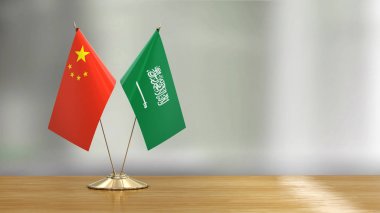 Çin ve Suudi Arabistan bayrak çifti defokus arka plan üzerinde bir masada 