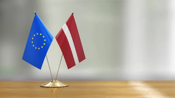 União Europeia Letão Bandeira Par Uma Mesa Sobre Fundo Desfocado — Fotografia de Stock