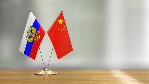 Defokus Arka Plan Üzerinde Bir Masada Çin Rus Bayrak Çifti — Stok fotoğraf