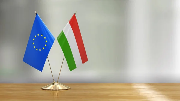 União Europeia Bandeira Húngara Par Uma Mesa Sobre Fundo Desfocado — Fotografia de Stock