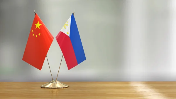 Filipin Çin Bayrak Çifti Defokus Arka Plan Üzerinde Bir Masada — Stok fotoğraf
