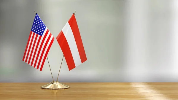 Amerikanisches Und Österreichisches Fahnenpaar Auf Einem Schreibtisch Vor Defokussiertem Hintergrund — Stockfoto