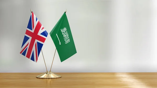 Par Bandeira Britânico Arábia Saudita Uma Mesa Sobre Fundo Desfocado — Fotografia de Stock