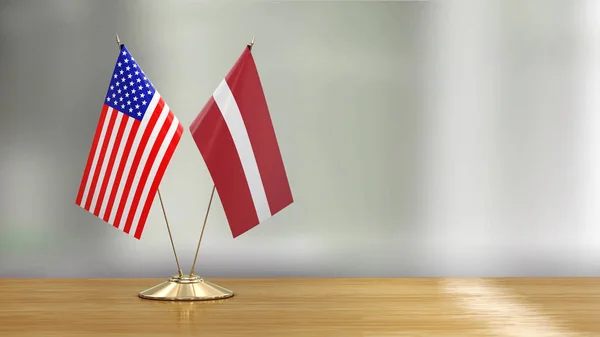 Amerikanisches Und Lettisches Fahnenpaar Auf Einem Schreibtisch Vor Defokussiertem Hintergrund — Stockfoto