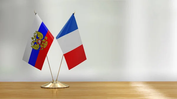 法国和俄罗斯国旗搭配在一张桌子上 背景分散 — 图库照片