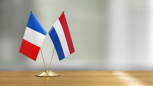 Ranskan Alankomaiden Lippu Pari Pöydällä Yli Defocused Tausta — kuvapankkivalokuva