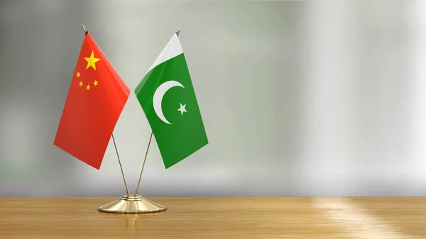 Çin Pakistan Bayrak Çifti Çözülmüş Arka Planda Bir Masanın Üzerinde — Stok fotoğraf