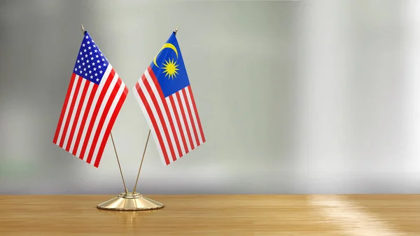 Amerikanska Och Malaysia Flagga Par Ett Skrivbord Över Defocused Bakgrund — Stockfoto