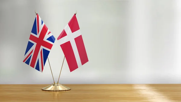 Britisch Und Dänisch Flaggenpaar Auf Einem Schreibtisch Vor Defokussiertem Hintergrund — Stockfoto