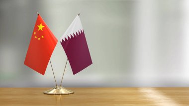 Çince ve Katar bayrak çifti çözünmüş arkaplan üzerinde bir masada 