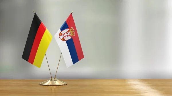 Par Bandeira Sérvio Alemão Uma Mesa Sobre Fundo Desfocado — Fotografia de Stock