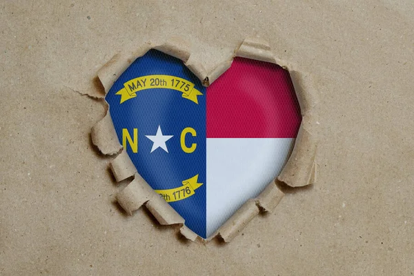 Herzförmiges Loch Durch Papier Gerissen Zeigt North Carolina Flagge — Stockfoto