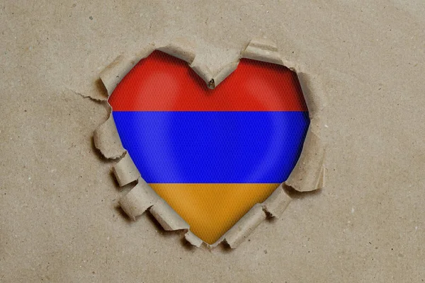 Τρύπα Σχήμα Καρδιάς Σχισμένη Χαρτί Που Δείχνει Αρμενική Σημαία — Φωτογραφία Αρχείου