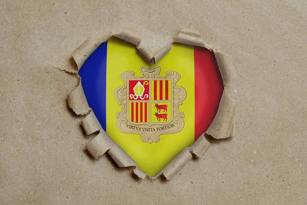 Díra Tvaru Srdce Protržená Papírem Vyvěšující Andorrskou Vlajku — Stock fotografie