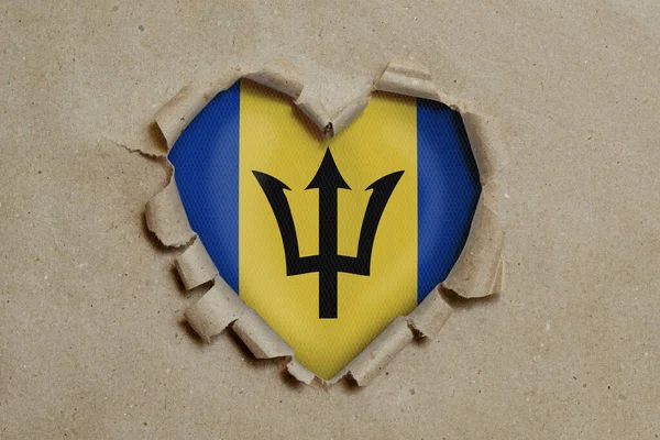 Dziura Kształcie Serca Rozdarta Przez Papier Pokazująca Flagę Barbadosu — Zdjęcie stockowe