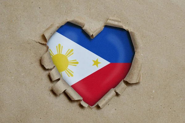 Agujero Forma Corazón Rasgado Través Papel Mostrando Bandera Filipina — Foto de Stock