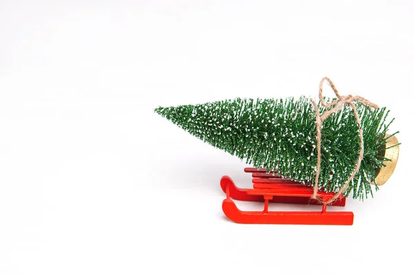 Festliche Weihnachten Hintergrund Mit Grünen Kiefern Auf Einem Roten Schlitten — Stockfoto