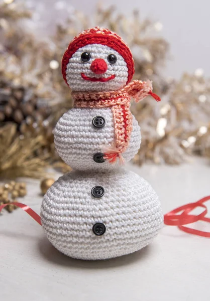 Festlicher Weihnachtlicher Hintergrund Mit Gestricktem Und Lächelndem Schneemann Mit Schal — Stockfoto