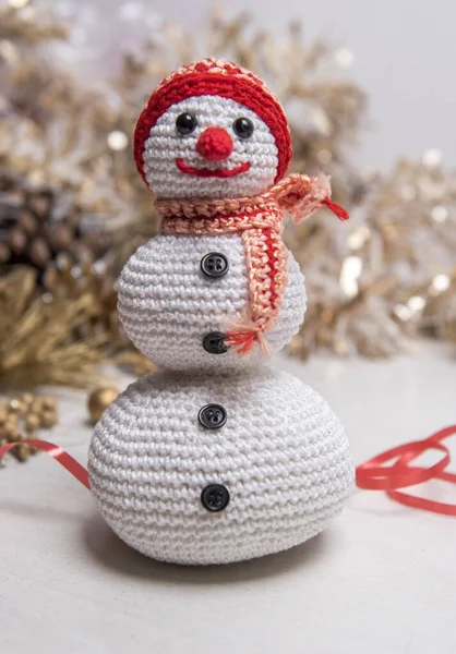 Feestelijke Kerstachtergrond Met Gebreide Lachende Sneeuwpop Met Een Sjaal Muts — Stockfoto