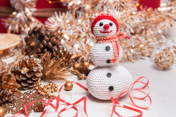 Feestelijke Kerstachtergrond Met Gebreide Lachende Sneeuwpop Met Een Sjaal Muts — Stockfoto