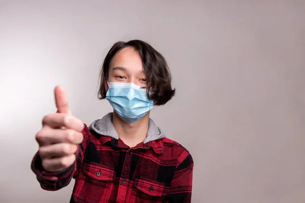 Menino Usando Máscara Para Ficar Seguro Mostrando Polegares Para Cima — Fotografia de Stock