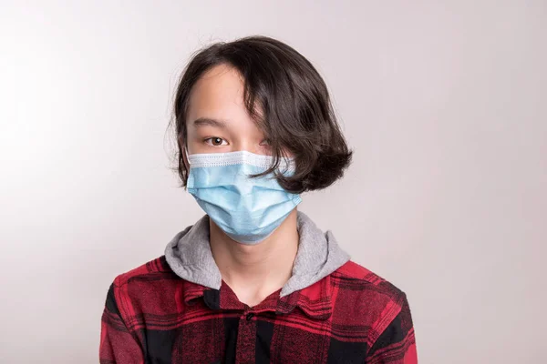 Ung Pojke Bär Mask För Att Hålla Sig Säker Och — Stockfoto