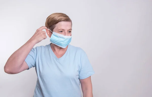 Oudere Vrouw Zet Masker Veilig Blijven Verspreiding Van Corona Virus — Stockfoto