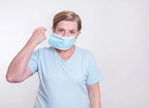 Oudere Vrouw Zet Masker Veilig Blijven Verspreiding Van Corona Virus — Stockfoto