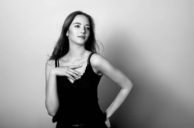 Uzun dalgalı ve sağlıklı saçlı güzel bir kadın. Elbise giymiş.