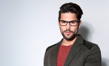 Takım elbiseli yakışıklı ve başarılı bir genç.