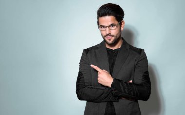 Takım elbiseli yakışıklı ve başarılı bir genç.