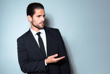 Takım elbiseli yakışıklı ve başarılı bir genç.