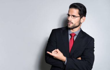 Takım elbiseli yakışıklı ve başarılı bir genç.