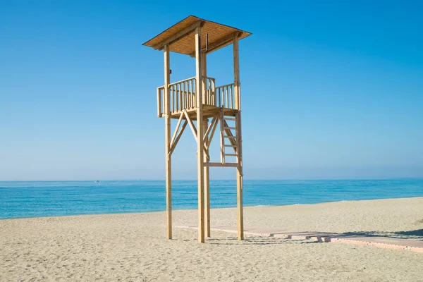 Zvýšená Plavčík Sedadlo Středomořské Pláži Resort — Stock fotografie
