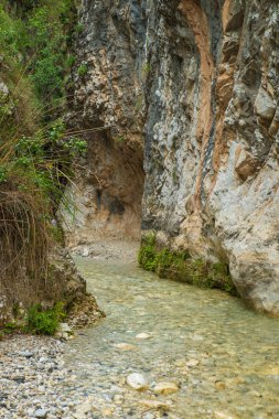 Sarp kaya duvarları ve kristal berraklığında su Gritar river gorge, Nerja, İspanya. 