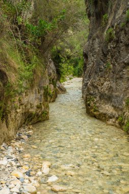 Sarp kaya duvarları ve kristal berraklığında su Gritar river gorge, Nerja, İspanya. 