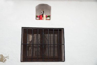 Geleneksel Endülüs cephesi mumlar ve dini semboller ile küçük bir niş ile. 