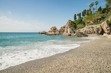 Nerja, Malaga, İspanya bulunabilir olarak küçük tenha plaj