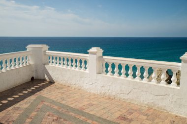 Nerja beach promenade Akdeniz'in mavi arka planı beyaz korkuluklar ile