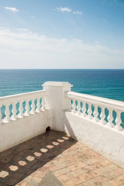 Nerja beach promenade Akdeniz'in mavi arka planı beyaz korkuluklar ile