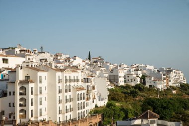 Frigiliana hilltopp eski şehir ile onun badanalı evler, Malaga, İspanya