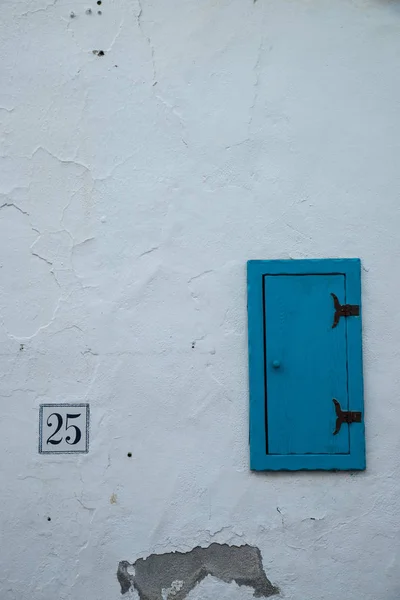 伝統的な白塗りアンダルシア古い町の家の詳細を取る — ストック写真