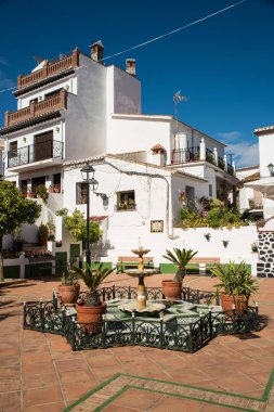 Benagalbon eski şehir, dar sokakları ve flowerss dolu bir geleneksel Endülüs konumu